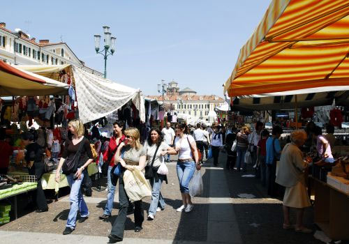 Weekly markets at Lake Garda
